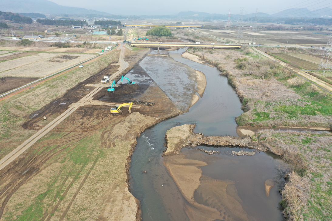 工事名：02国補河改　河道掘削工事（その2）　令和4年5月竣工　発注者：茨城県土浦土木事務所 施工中